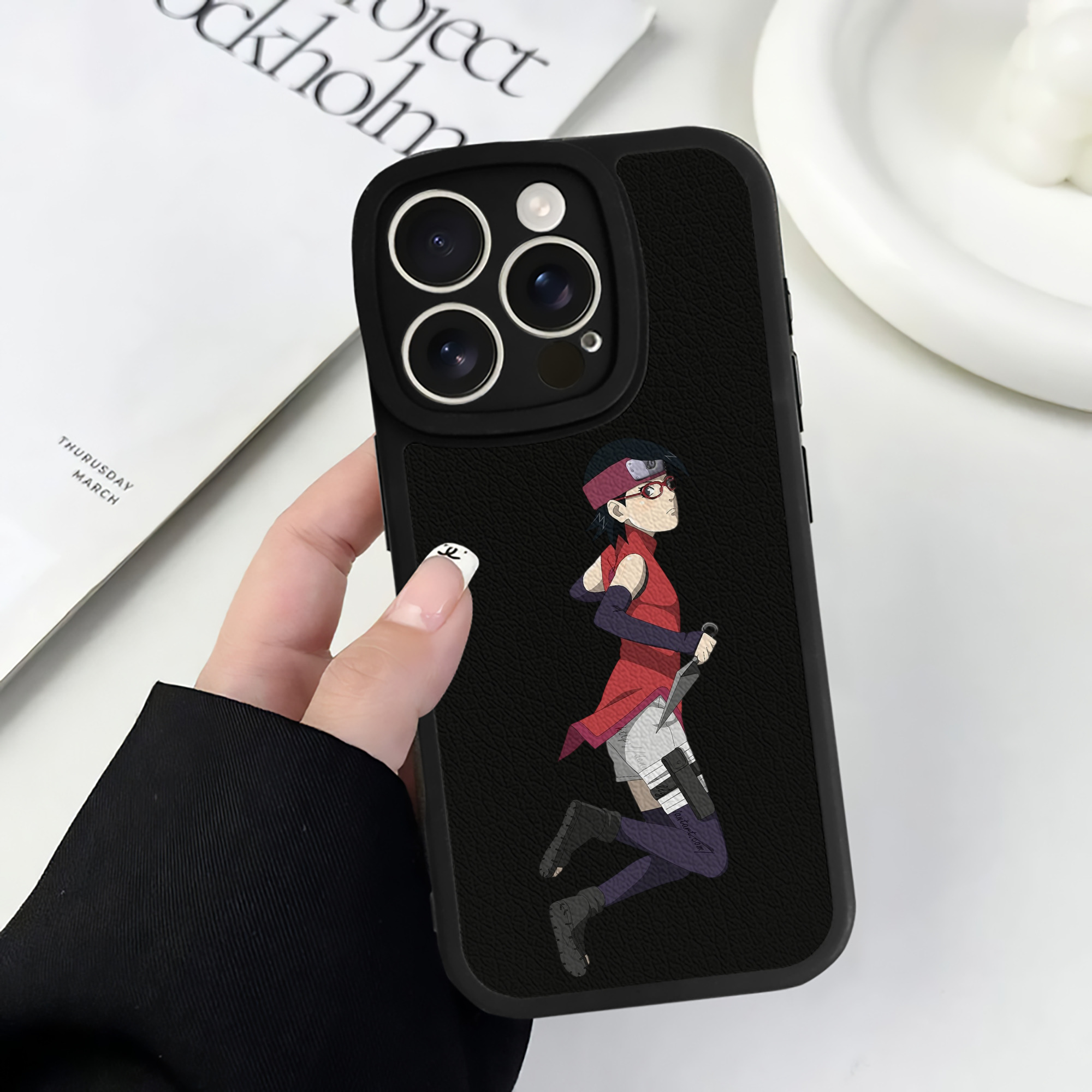 （画像用） NARUTO -ナルト- うちは サラダ Uchiha Sarada 【iPhone 16シリーズ対応】シリコンスマホケース（レザー調） 材質：シリコン